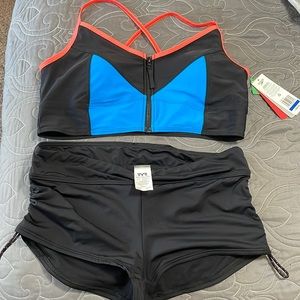 NWT XL TYR swim set. Zip top with removable cups 💦